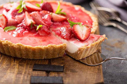 Yogurt mousse tart with rhubarb strawberry compote