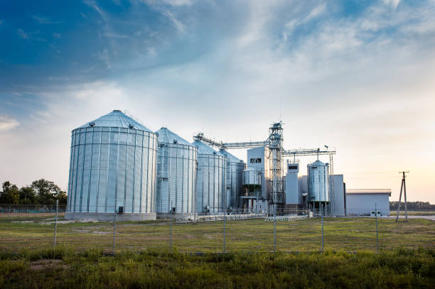 grand groupe de séchoirs à grains complexes pour sécher le blé. silo à grains moderne. concept de l’agriculture - aluminum food steel nobody photos et images de collection