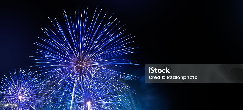 Abstrato base de fogos de artifício coloridos com espaço de cópia gratuita para texto. Conceito de celebração e aniversário colorido para seu projeto - Foto de stock de Fogos de Artifício - Objeto manufaturado royalty-free