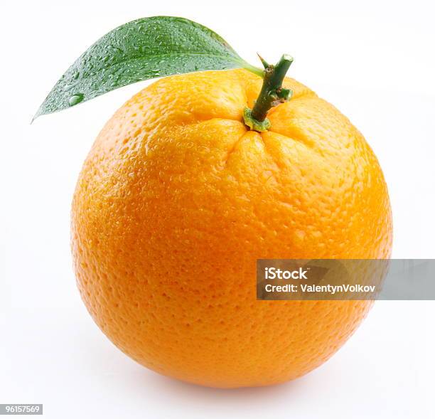 Dojrzałych Pomarańczy Z Liści Na Białym Tle - zdjęcia stockowe i więcej obrazów Bez ludzi - Bez ludzi, Białe tło, Biały