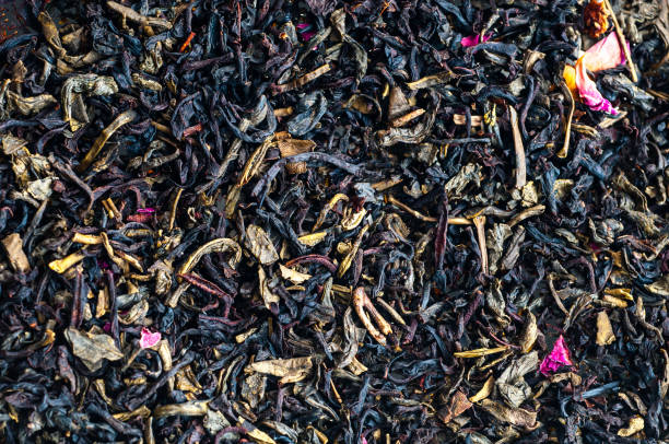 té negro de fondo con pétalos de rosa secos - caffeine full frame studio shot horizontal fotografías e imágenes de stock