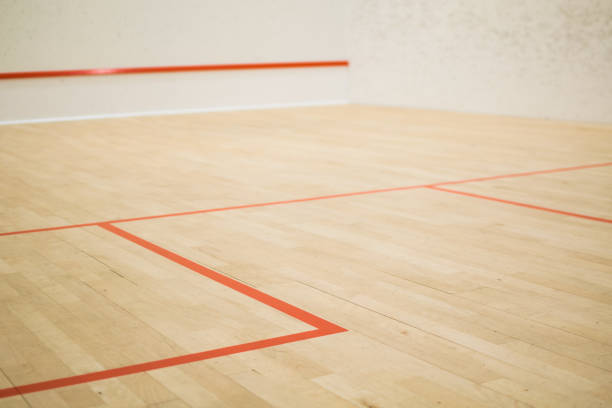 empty squash court - squash racketball sport exercising imagens e fotografias de stock