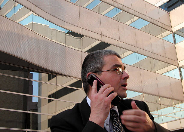 szary haired biznesmen na telefon komórkowy - inconvenience meeting business distracted zdjęcia i obrazy z banku zdjęć