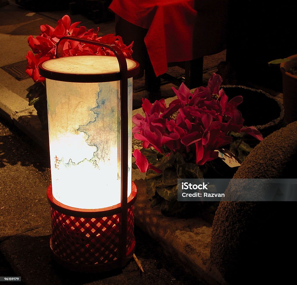 Lanterne et fleurs dans la nuit - Photo de Artisanat libre de droits