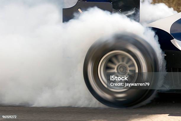 Formel 1 Auto Wheelspin Stockfoto und mehr Bilder von Reifen - Reifen, Motorsport, Rennen - Sport