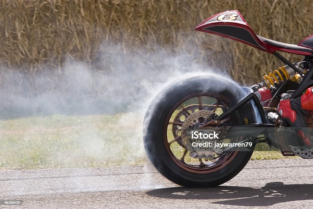 Motocicleta abrasamiento neumático - Foto de stock de Motocicleta libre de derechos