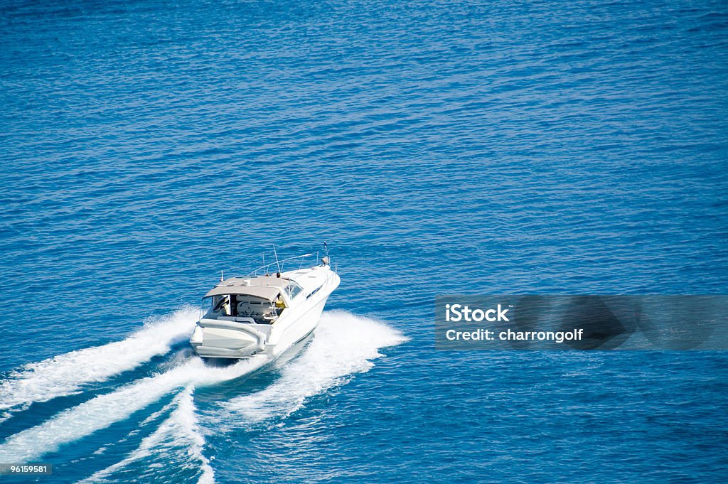 Tat Sie sich auf das blaue Wasser. - Lizenzfrei See Stock-Foto