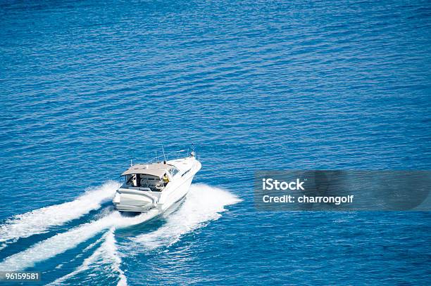 Boater De Salir En Aguas Azules Foto de stock y más banco de imágenes de Lago - Lago, Embarcación marina, Navegar en barca