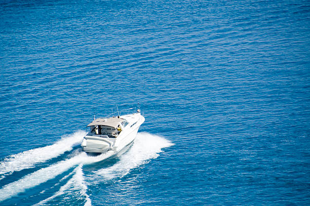 ヨットや釣り愛好家に向かうブルーの海。 - punting ストックフォトと画像