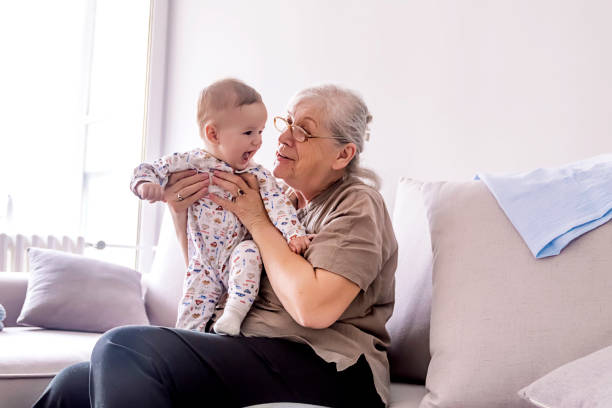 多世代家族プレイタイム - grandmother ストックフォトと画像