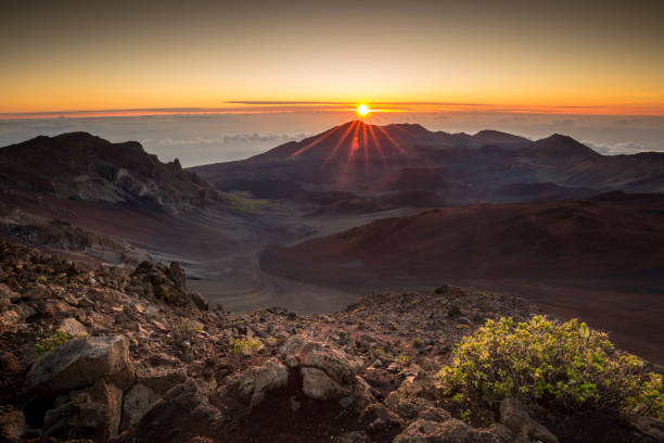 cumbre de volcán haleakala sunrise - haleakala national park fotos fotografías e imágenes de stock