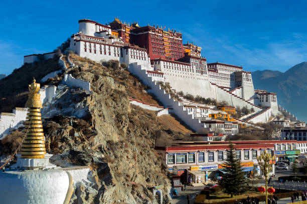 potala monastery in lhasa, tibet autonomous region, china - tibet potala palace lhasa himalayas imagens e fotografias de stock