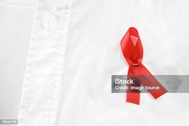 Czerwona Wstążka - zdjęcia stockowe i więcej obrazów Czerwony - Czerwony, Koszula, AIDS