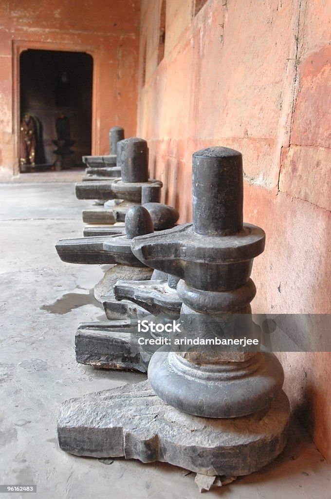 Shiva Linga Linga - Foto stock royalty-free di Abbandonato