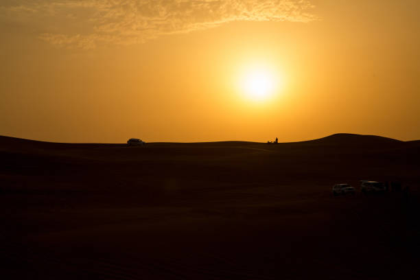 zachód słońca w deserze dubaju - sandscape zdjęcia i obrazy z banku zdjęć