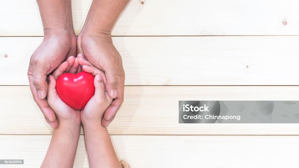 Elternteil des Kindes Hände mit roten Herzen zu unterstützen, denn ich dich Vater und Vatertag Urlaub Feier Konzept Liebe - Lizenzfrei Blutspende Stock-Foto