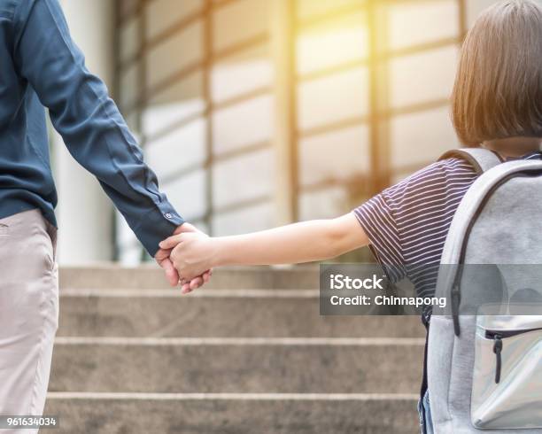 Mädchen Kind Tragen Rucksäcke An Übergeordnete Mutters Hand Lehrgebäude Der Treppe Zum Unterricht Für Zurück Zu Gehen Zu Fuß Zum Ersten Schultag Und Bringen Kind Konzept Arbeiten Stockfoto und mehr Bilder von Kind