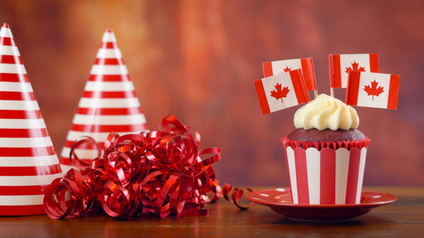 cupcakes tema vermelho e branco, com bandeiras de folha de maple canadense - canada day fotos - fotografias e filmes do acervo