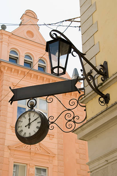 Antigo relógio em Merano - fotografia de stock