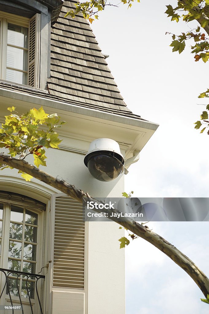 Grande controllo telecamera di sicurezza CCTV su una casa a New York. - Foto stock royalty-free di Telecamera di sorveglianza