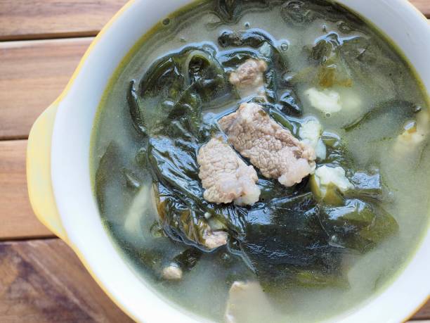 koreansk mat nötkött tång soppa, miyeok-guk - ascidiacea bildbanksfoton och bilder