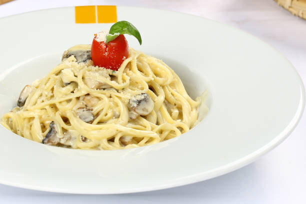 istock Spaghetti cream sauce mushroom 961652240