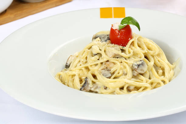 istock Spaghetti cream sauce mushroom 961652246