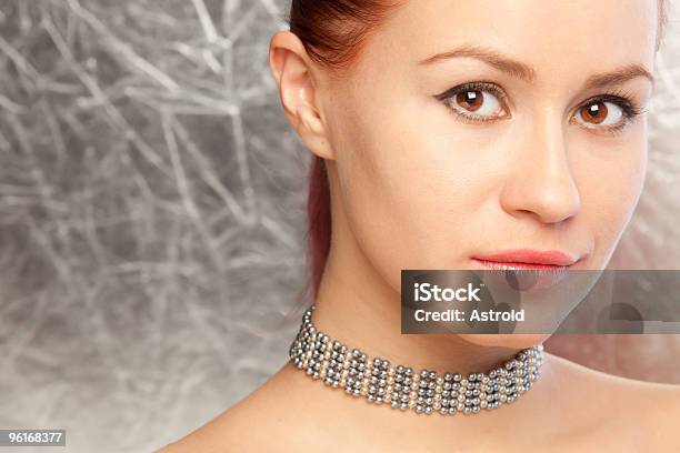 Photo libre de droit de Belle Femme Avec Collier Ras Du Cou banque d'images et plus d'images libres de droit de Collier - Collier, Collier ras du cou, Adulte