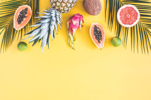 frutas de verano sobre fondo amarillo. vista plana endecha, superior - papaya fruta tropical fotografías e imágenes de stock