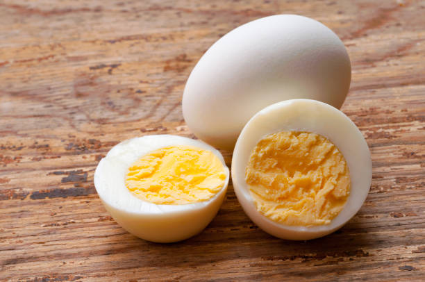 яйцо вкрутую - hard cooked egg стоковые фото и изображения