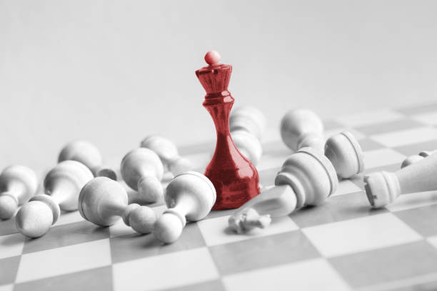 블랙 체스 여왕 체스판에 백색을 뛰는 - chess defending chess piece chess board 뉴스 사진 이미지