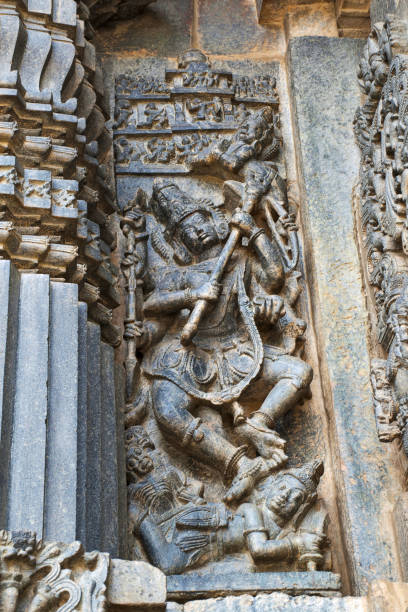 bas-reliefs de panneau de mur orné représentant shiva dansant sur démon (andhakasura), chennakesava temple, belur, karnataka, inde. - andhakasura photos et images de collection