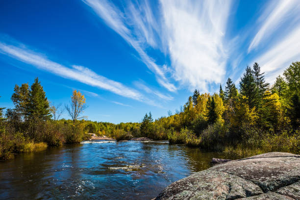 die landschaft im alten pinawa dam park - winnipeg stock-fotos und bilder