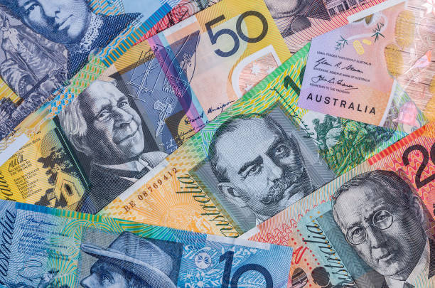nahaufnahme von bunten australische dollar-banknoten - fifty dollar bill number 50 currency close up stock-fotos und bilder