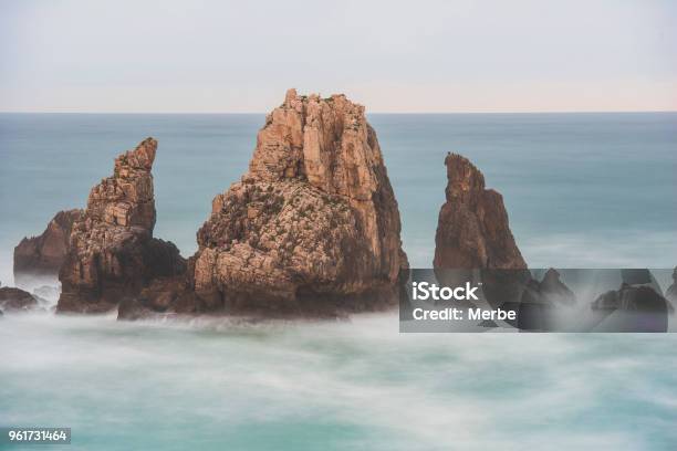 Cantabrean 海の岩 - ストックフォト・写真素材...