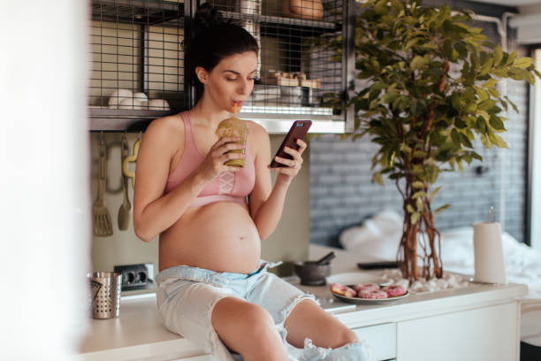 stile di vita sano in gravidanza - blueberry smoothie milk shake drink foto e immagini stock