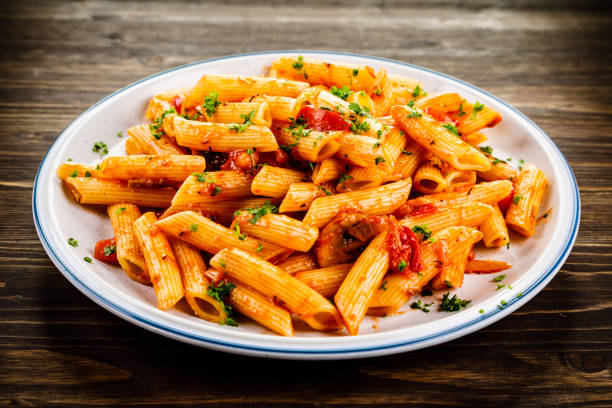 penne with sauce and pork - penne imagens e fotografias de stock