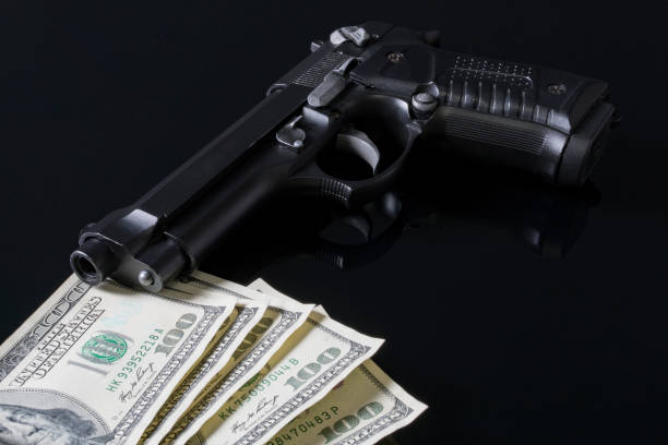 $ 500 y pistola - gun currency crime mafia fotografías e imágenes de stock