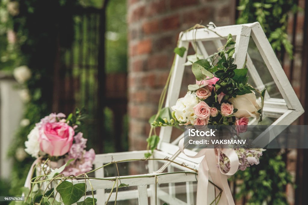 Florista no trabalho: como fazer a decoração do casamento com gaiola vintage e flores frescas. - Foto de stock de Artigo de decoração royalty-free