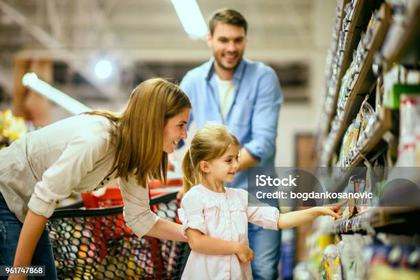 Photo libre de droit de Famille Shopping banque d'images et plus d'images libres de droit de Supermarché - Supermarché, Faire les courses, Famille