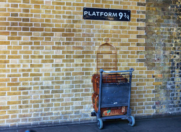 plataforma nueve y tres cuartos en la estación de cross de rey, londres - estación de kings cross fotografías e imágenes de stock