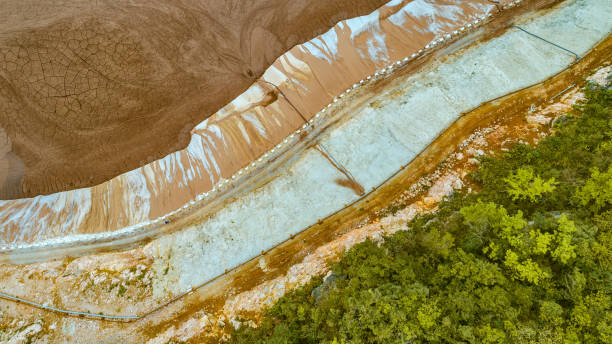 vista aérea de estanques de relaves al lado de la colina verde - tailings fotografías e imágenes de stock