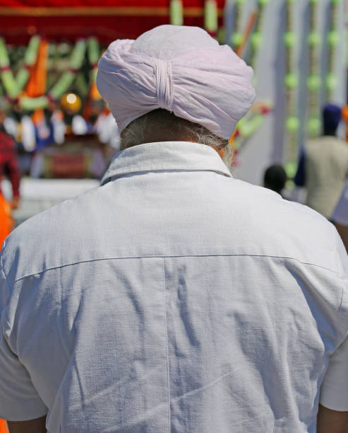 istock Sikh man with a pink turban during a religious ceremony 961751498