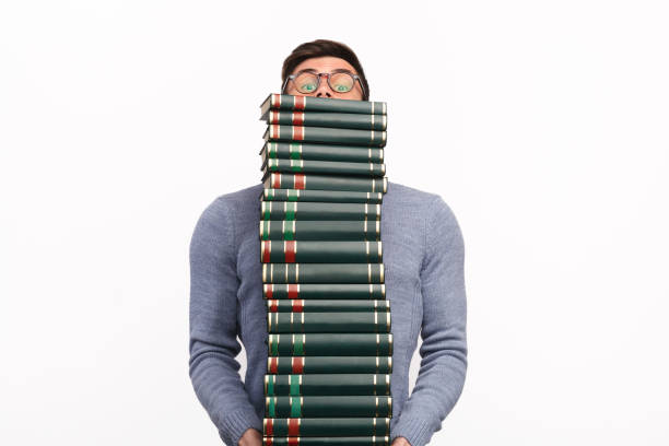 uomo con un peso di libri di testo pesanti - student effort book carrying foto e immagini stock