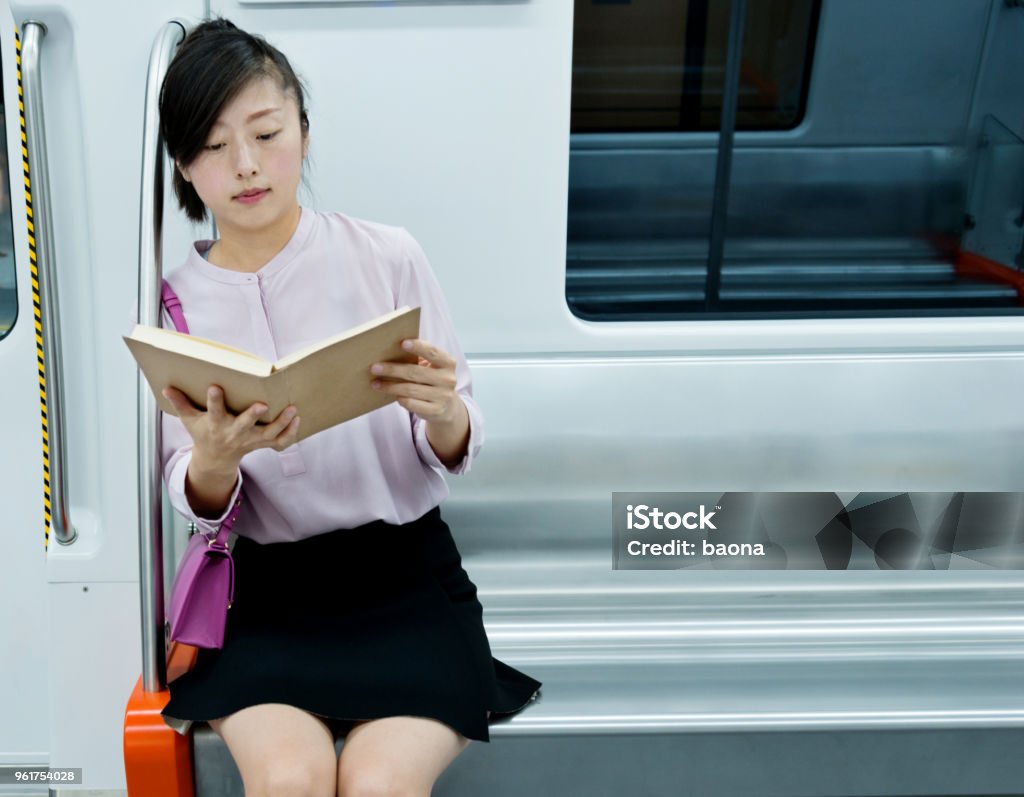 지하철 치마 지하철에서 책 읽는 여자 지하철-철도에 대한 스톡 사진 및 기타 이미지 - 지하철-철도, 책, 읽기 - iStock