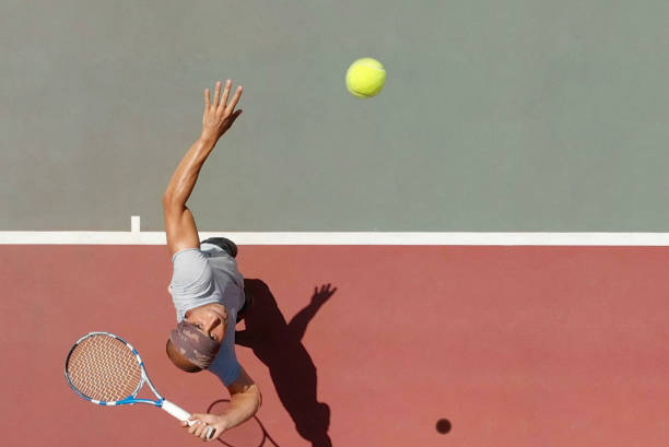 tennis player serving - tennis tennis ball sport court imagens e fotografias de stock