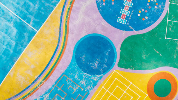 un terrain de jeu coloré - schoolyard photos et images de collection