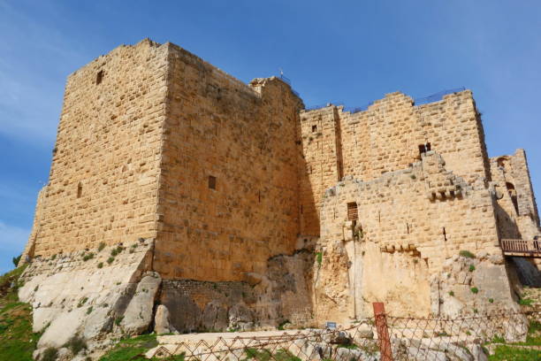ajloun château, château musulman construit par les ayyoubides au xiie siècle, agrandi par les mamelouks, sur une colline appartenant au district de mont alun dans la vallée du jourdain, moyen-orient - ajlun photos et images de collection