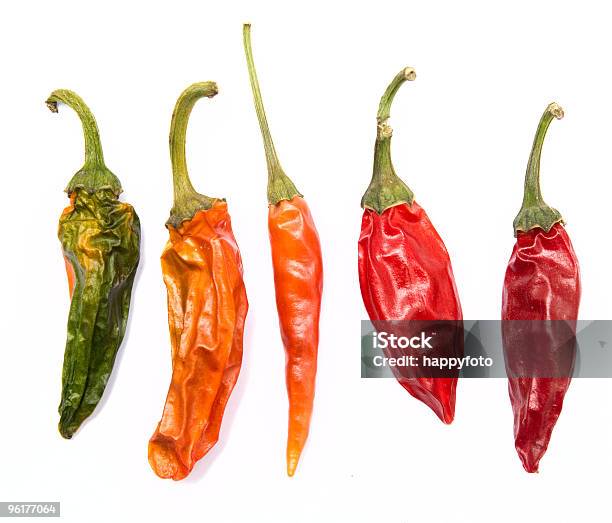 Rote Und Grüne Chilischoten Stockfoto und mehr Bilder von Allgemein beschreibende Begriffe - Allgemein beschreibende Begriffe, Cayenne - Roter Chili, Chili-Schote