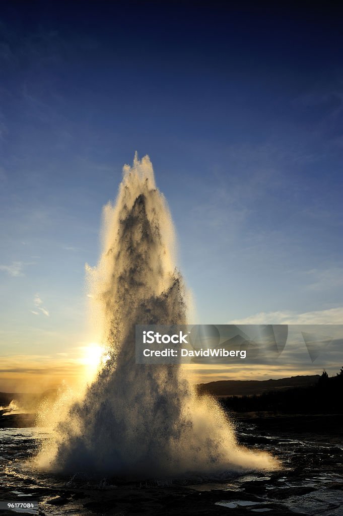 Geyser Strokkur, Islande Entrer en éruption & pulvérisation d'eau chaude à la vapeur - Photo de Geyser libre de droits